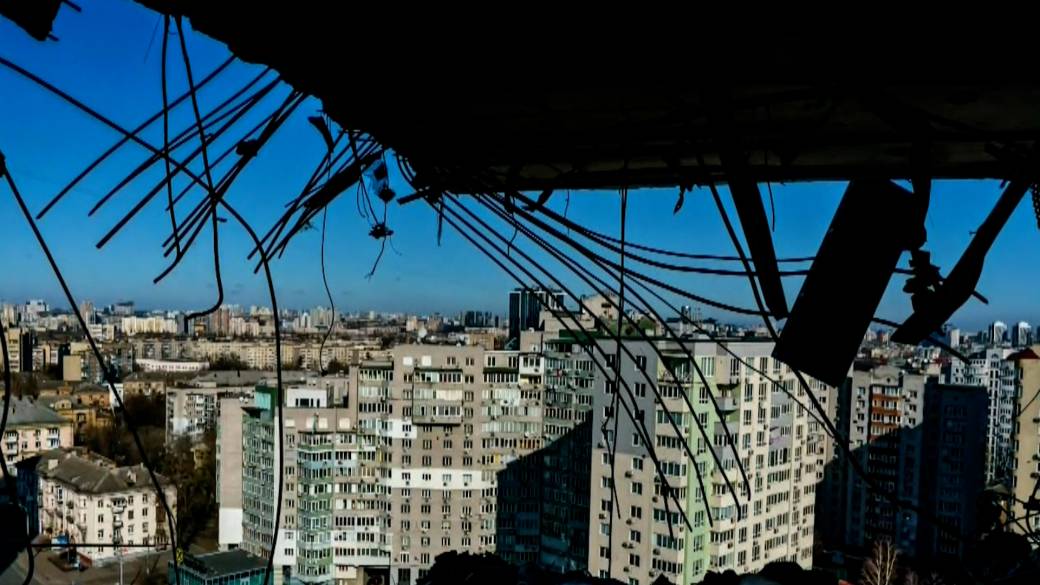 I-click upang i-play ang video: 'Ang mga tropang Ukrainian ay lumaban para hawakan ang Kyiv, ngunit nagbabala ang alkalde na ang lungsod ay napapaligiran ng mga puwersa ng Russia'