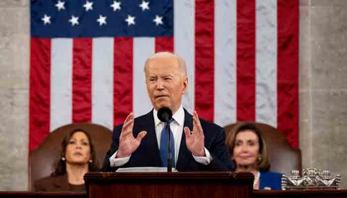 Kumpas ang Pangulo ng US na si Joe Biden habang ibinibigay niya ang kanyang unang State of the Union address sa US Capitol sa Washington, DC, noong Marso 1, 2022. -AFP