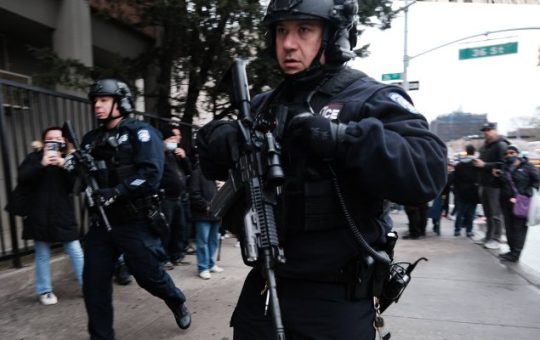 Ang mga pulis at emergency responder ay nagtitipon sa lugar ng iniulat na pamamaril ng maraming tao sa labas ng 36 St subway station noong Abril 12, 2022, sa Brooklyn borough ng New York City.  — AFP